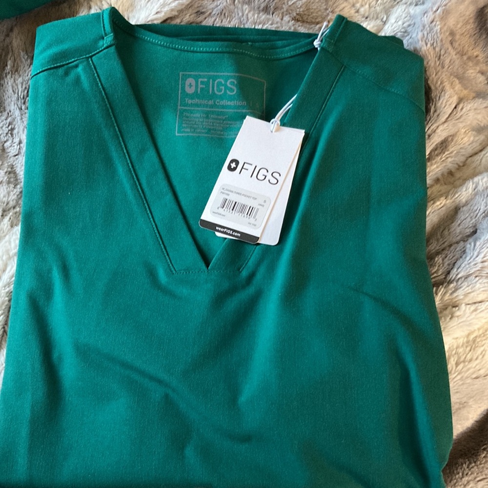 FIGS women’s scrub set in Hunter green